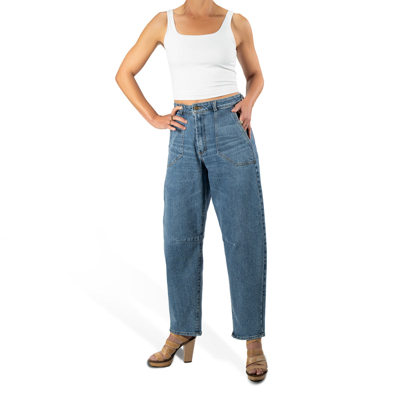 woman wearing murjer austin  shapewear barrel leg jeans in blue color with built-in tummy control and better butt lifting technology. front view