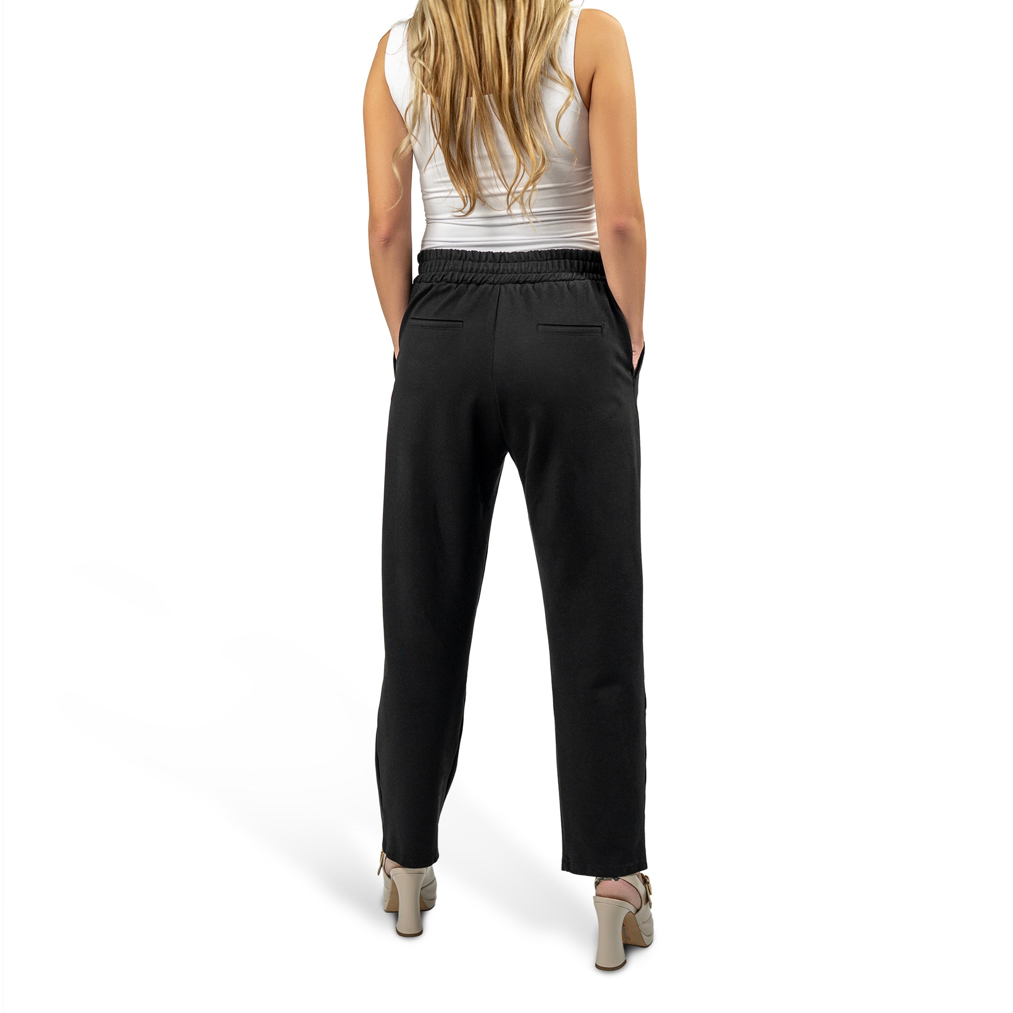 woman wearing murjer brooklyn  shapewear tapered pants in black color with built-in tummy control and better butt lifting technology. front view