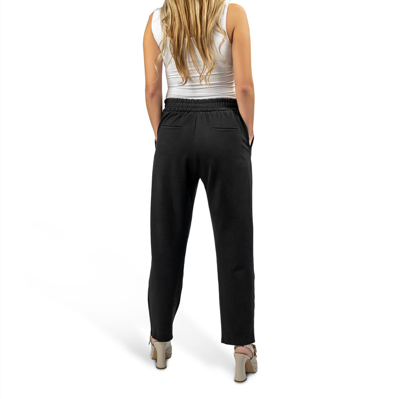 woman wearing murjer brooklyn  shapewear tapered pants in black color with built-in tummy control and better butt lifting technology. front view